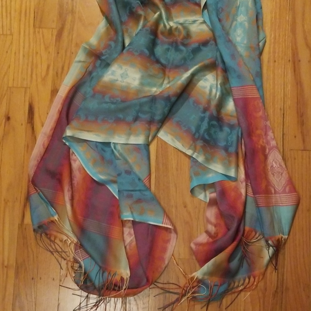 Gorgeous flowing scarf/wrap